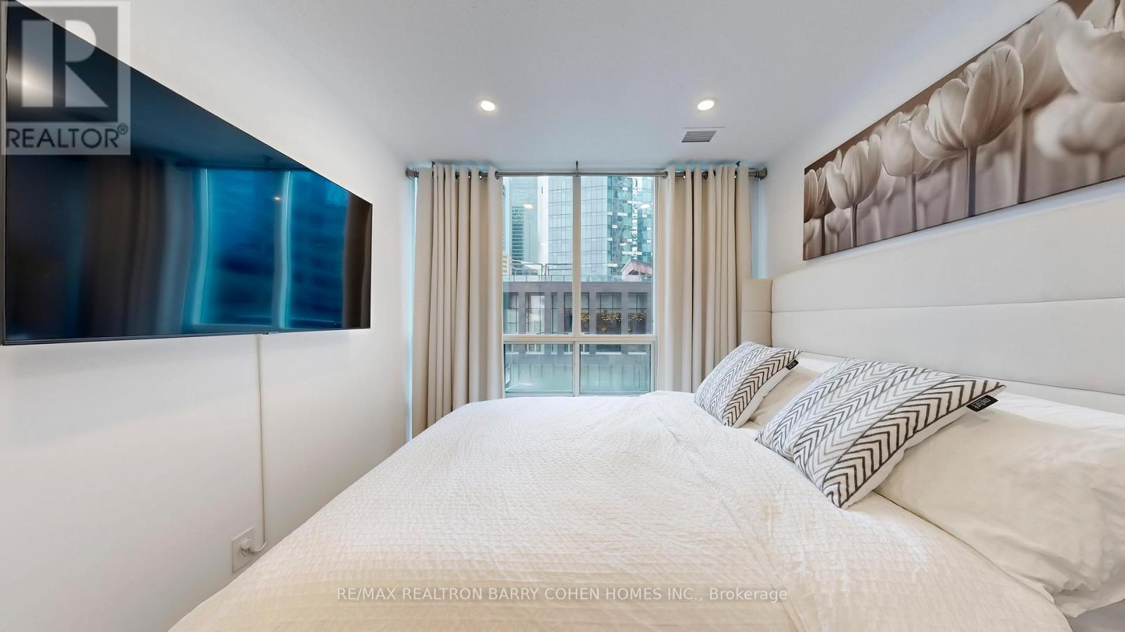 618 - 51 Lower Simcoe Street, Toronto, ON - Indoor Photo Showing Bedroom