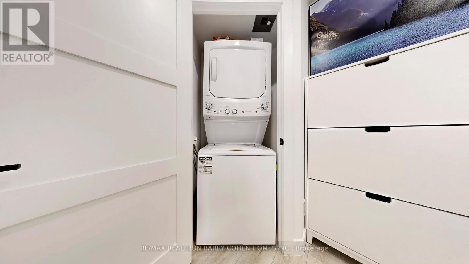 618 - 51 Lower Simcoe Street, Toronto, ON - Indoor Photo Showing Laundry Room