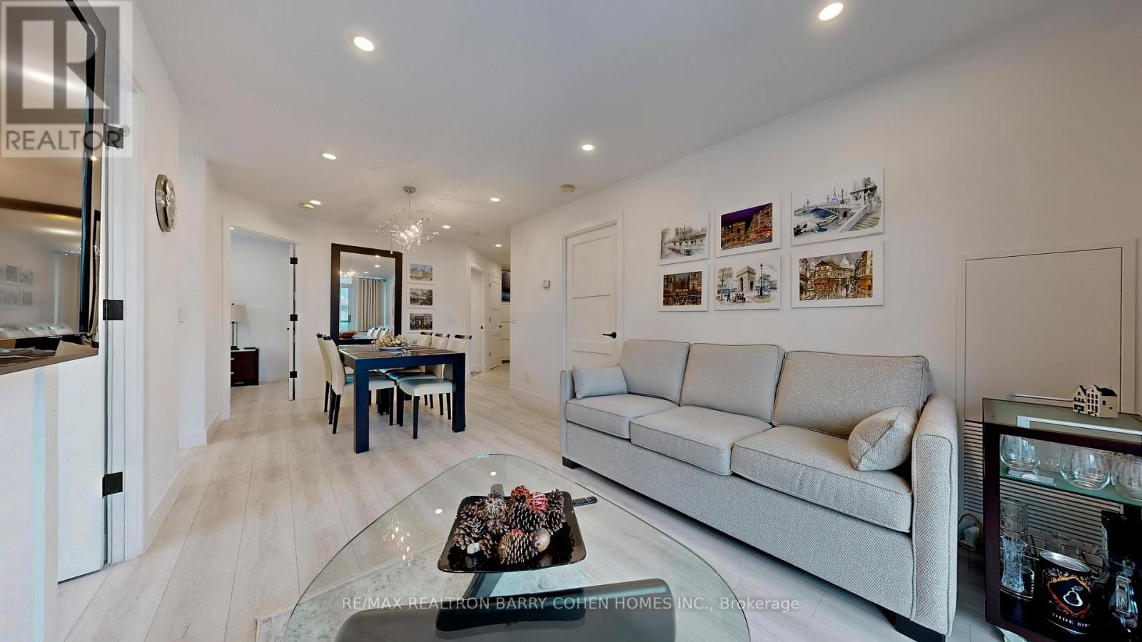 618 - 51 Lower Simcoe Street, Toronto, ON - Indoor Photo Showing Living Room