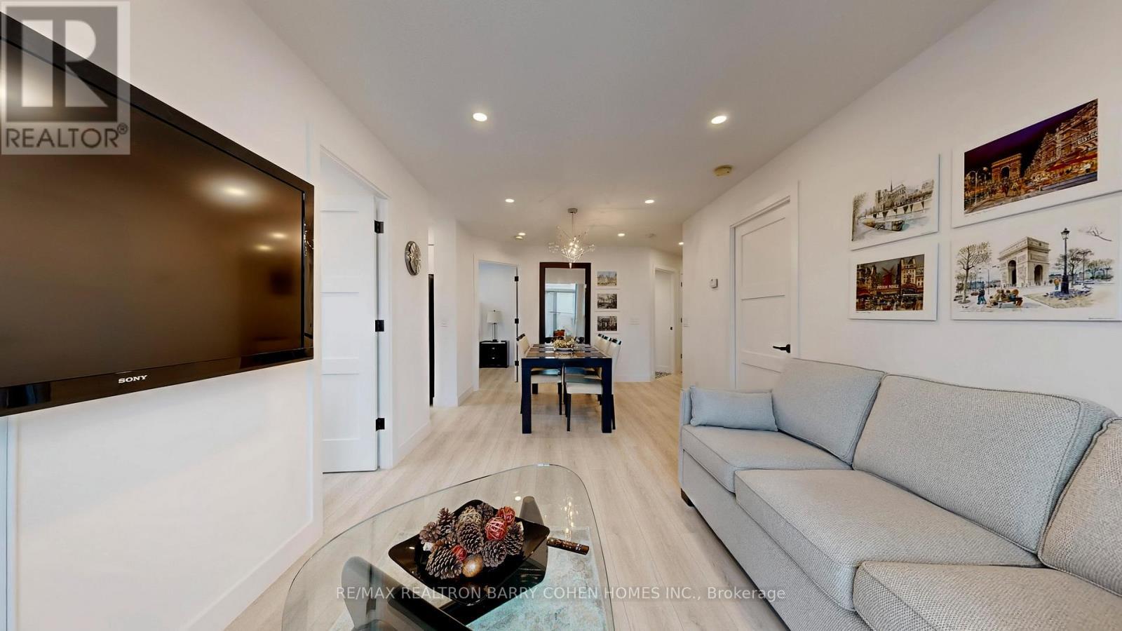 618 - 51 Lower Simcoe Street, Toronto, ON - Indoor Photo Showing Living Room