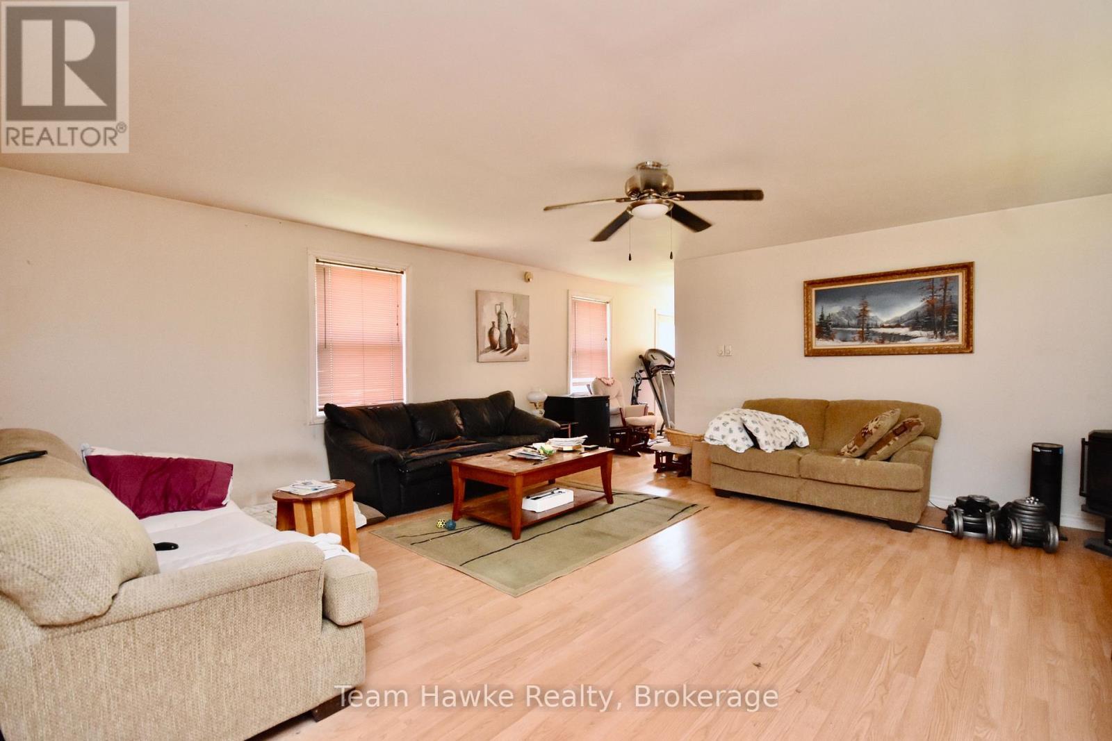 2645 St Amant Road, Severn, ON - Indoor Photo Showing Living Room