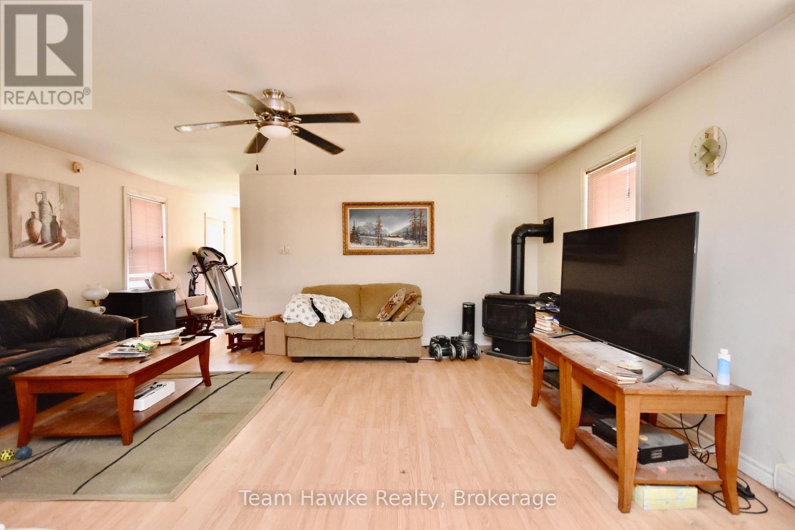 2645 St Amant Road, Severn, ON - Indoor Photo Showing Living Room