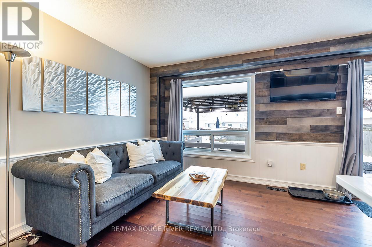 29 Elford Drive, Clarington (Bowmanville), ON - Indoor Photo Showing Living Room