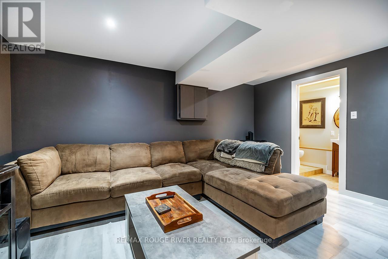 29 Elford Drive, Clarington (Bowmanville), ON - Indoor Photo Showing Living Room