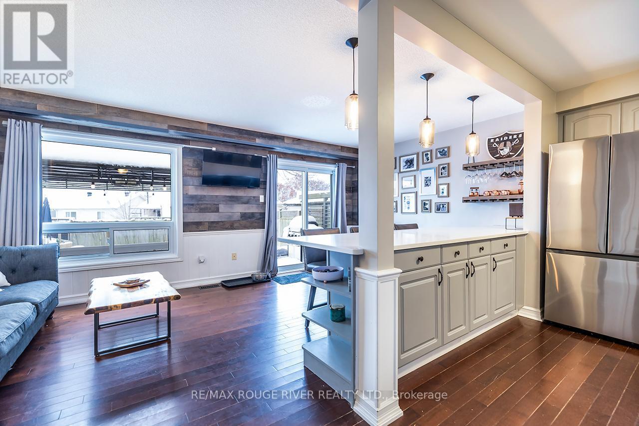 29 Elford Drive, Clarington (Bowmanville), ON - Indoor Photo Showing Living Room