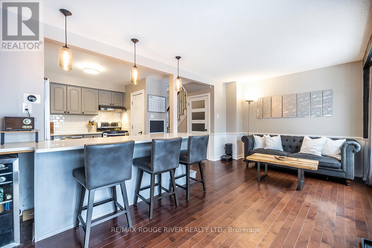 29 Elford Drive, Clarington (Bowmanville), ON - Indoor Photo Showing Kitchen With Upgraded Kitchen