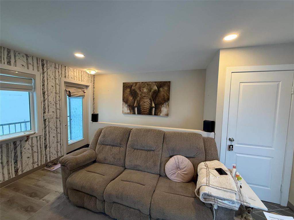 48 1485 Molson Street, Winnipeg, MB - Indoor Photo Showing Living Room