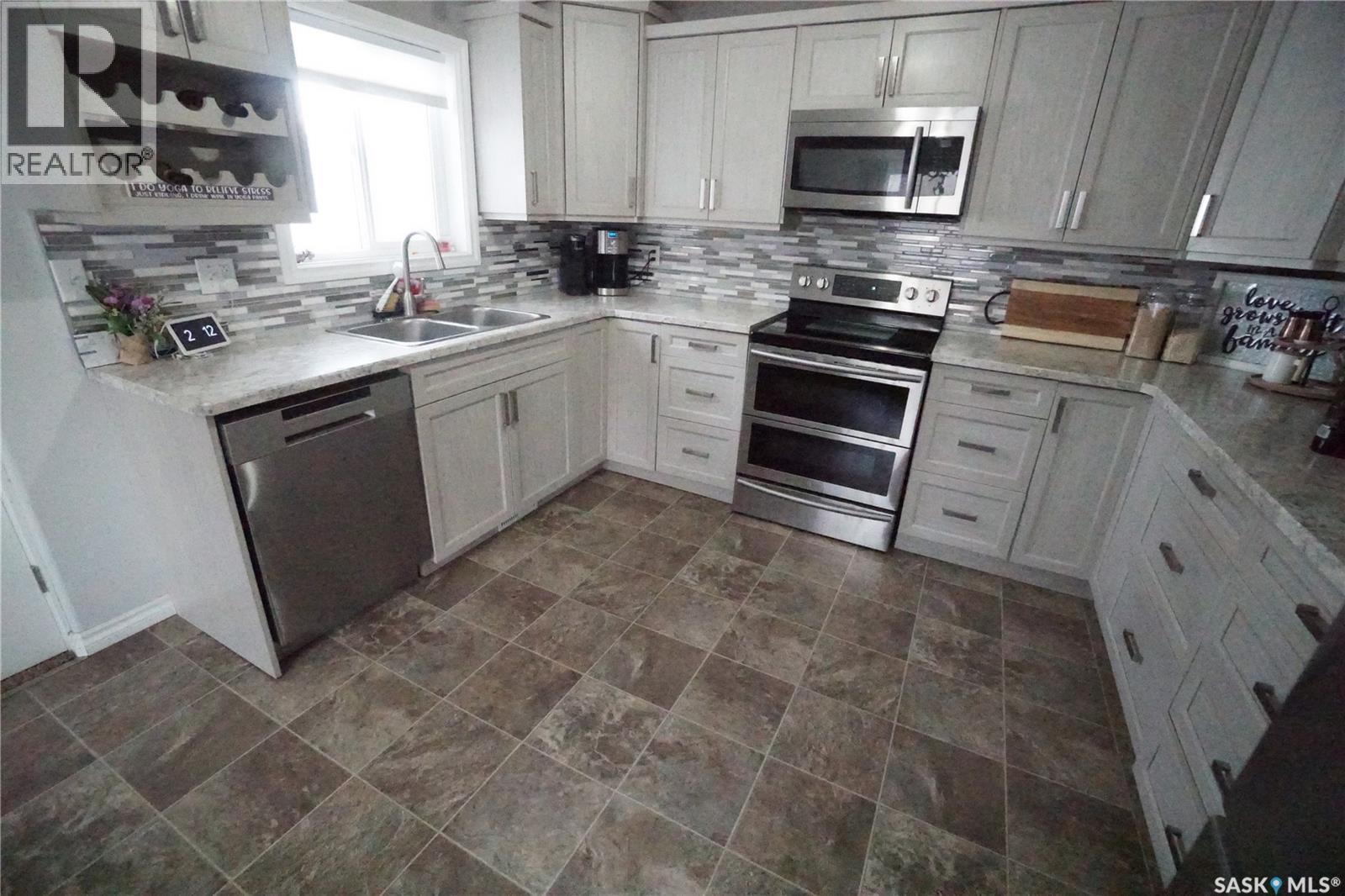 234 Lillooet Street Sw, Moose Jaw, SK - Indoor Photo Showing Kitchen With Double Sink
