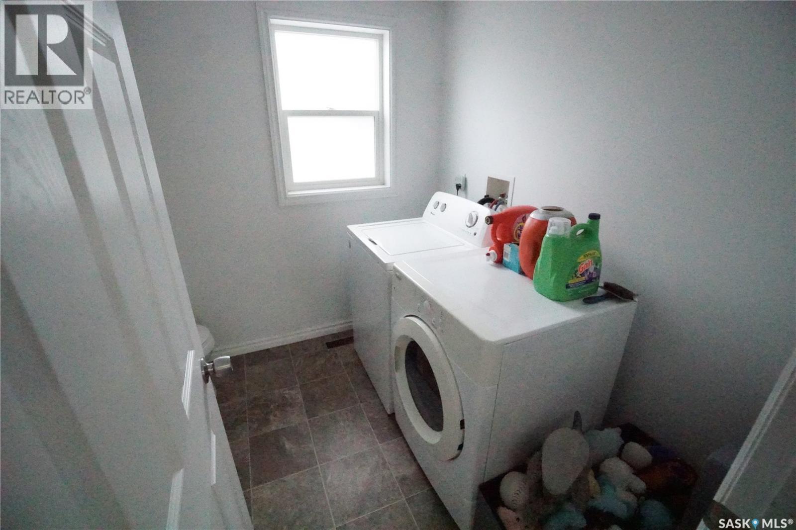 234 Lillooet Street Sw, Moose Jaw, SK - Indoor Photo Showing Laundry Room