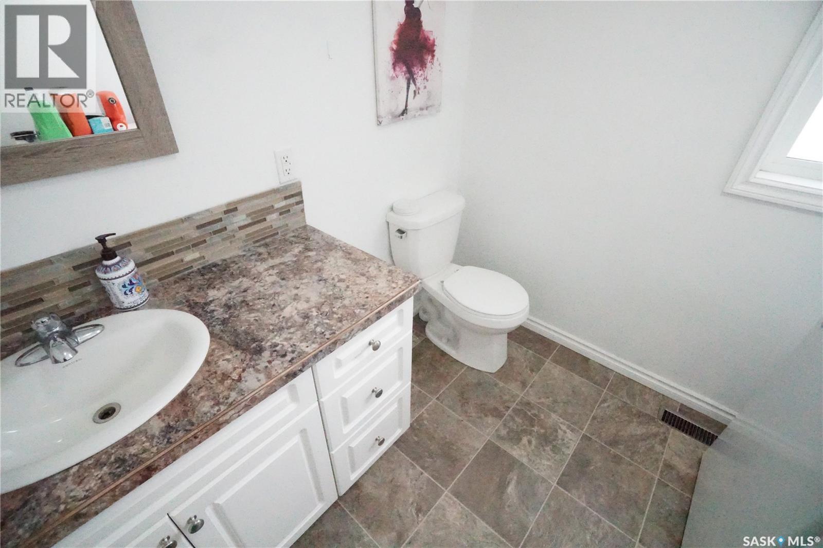 234 Lillooet Street Sw, Moose Jaw, SK - Indoor Photo Showing Bathroom