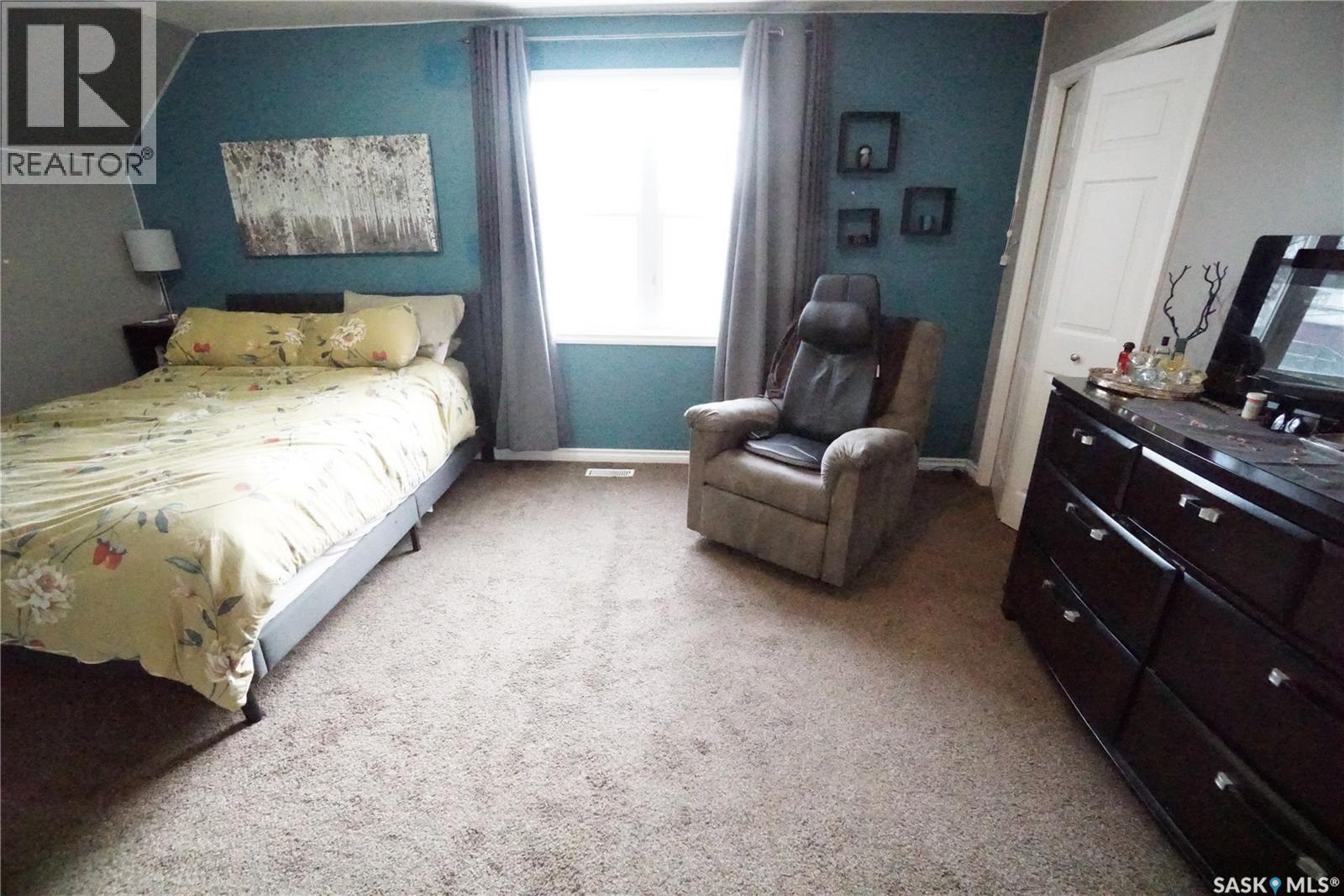 234 Lillooet Street Sw, Moose Jaw, SK - Indoor Photo Showing Bedroom