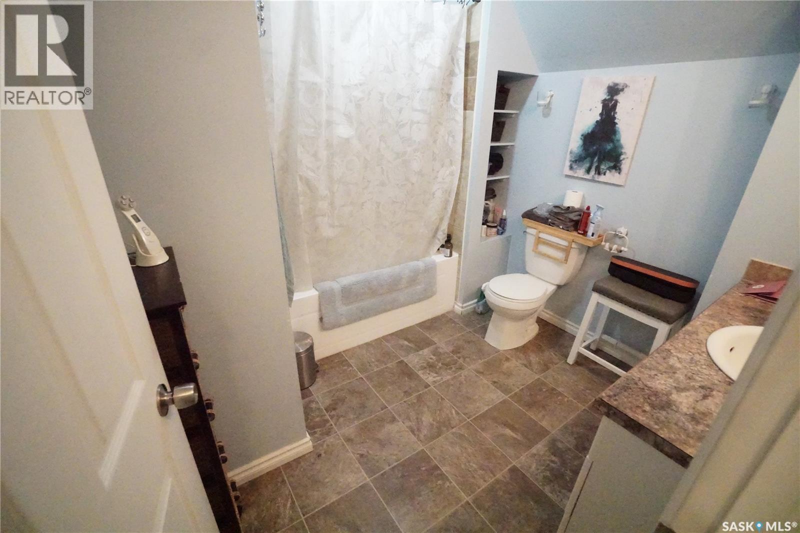234 Lillooet Street Sw, Moose Jaw, SK - Indoor Photo Showing Bathroom