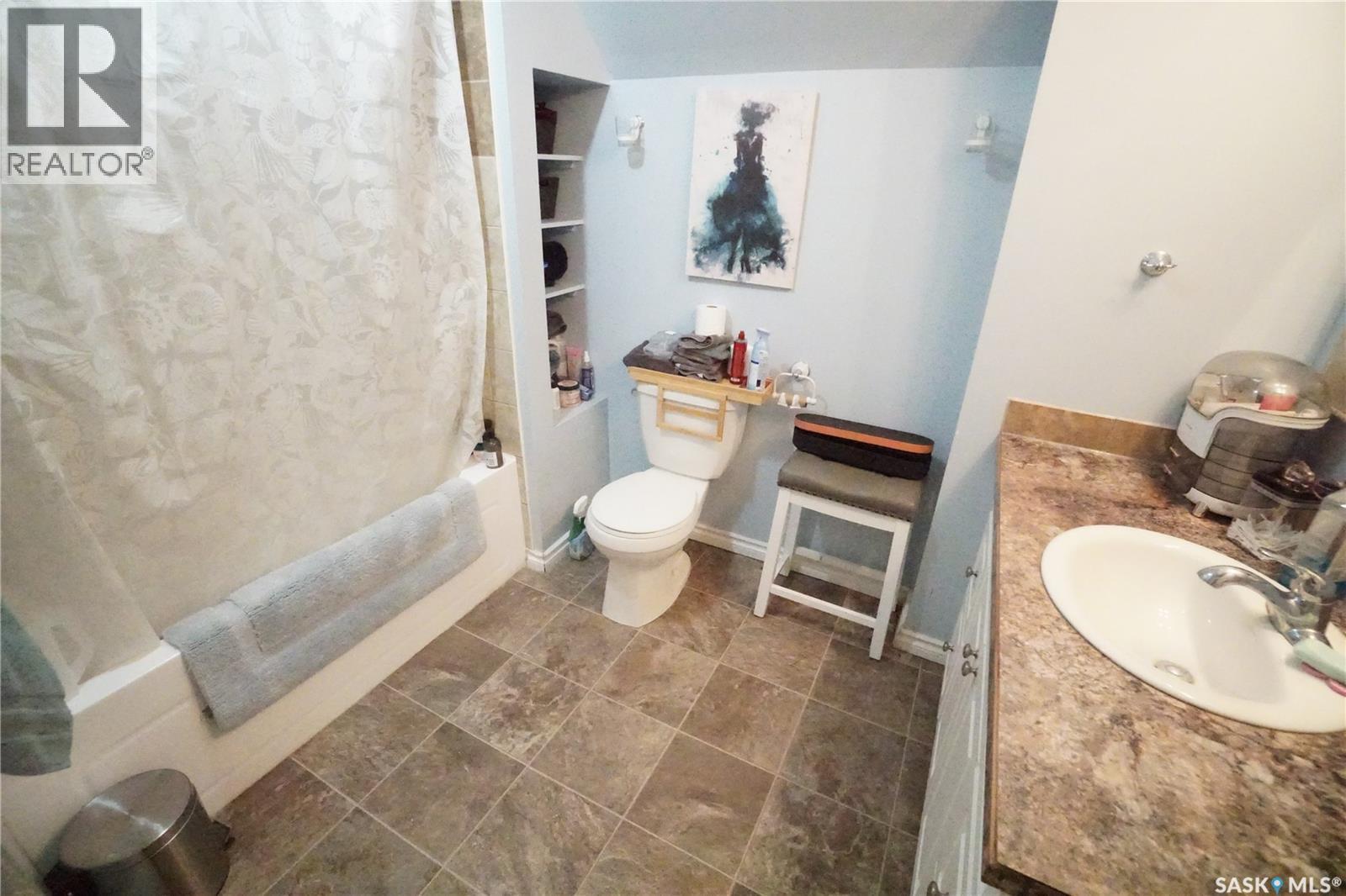 234 Lillooet Street Sw, Moose Jaw, SK - Indoor Photo Showing Bathroom