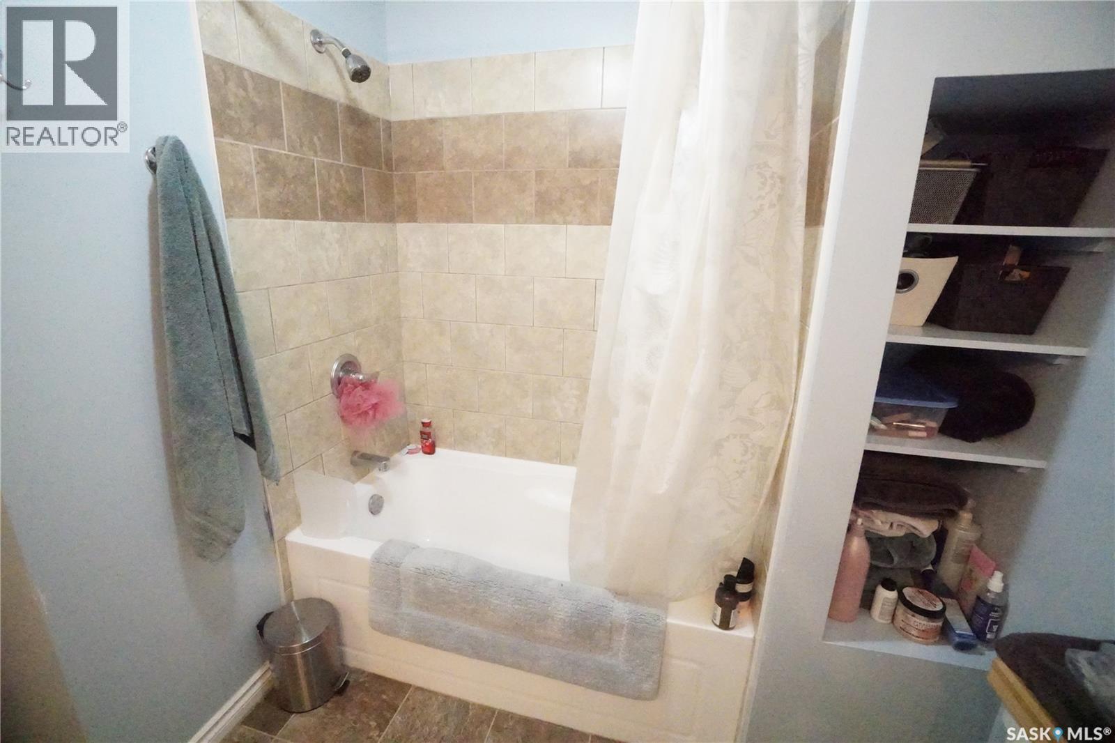 234 Lillooet Street Sw, Moose Jaw, SK - Indoor Photo Showing Bathroom