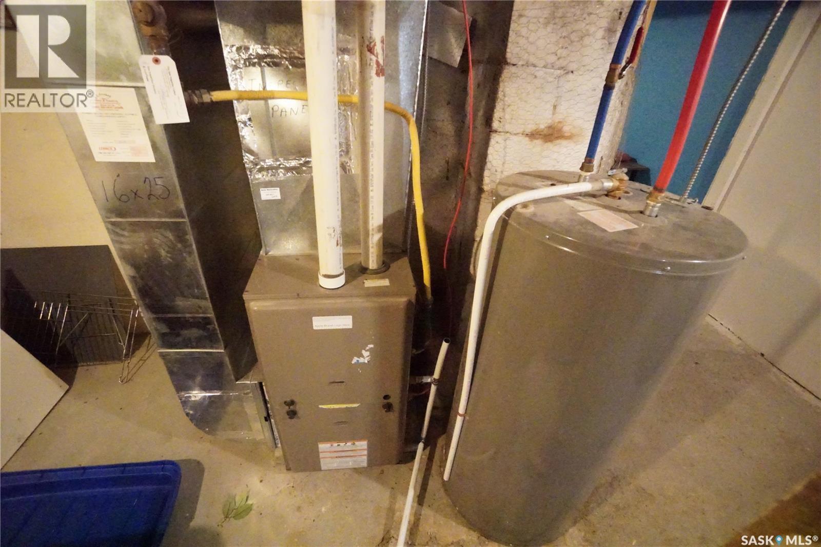 234 Lillooet Street Sw, Moose Jaw, SK - Indoor Photo Showing Basement