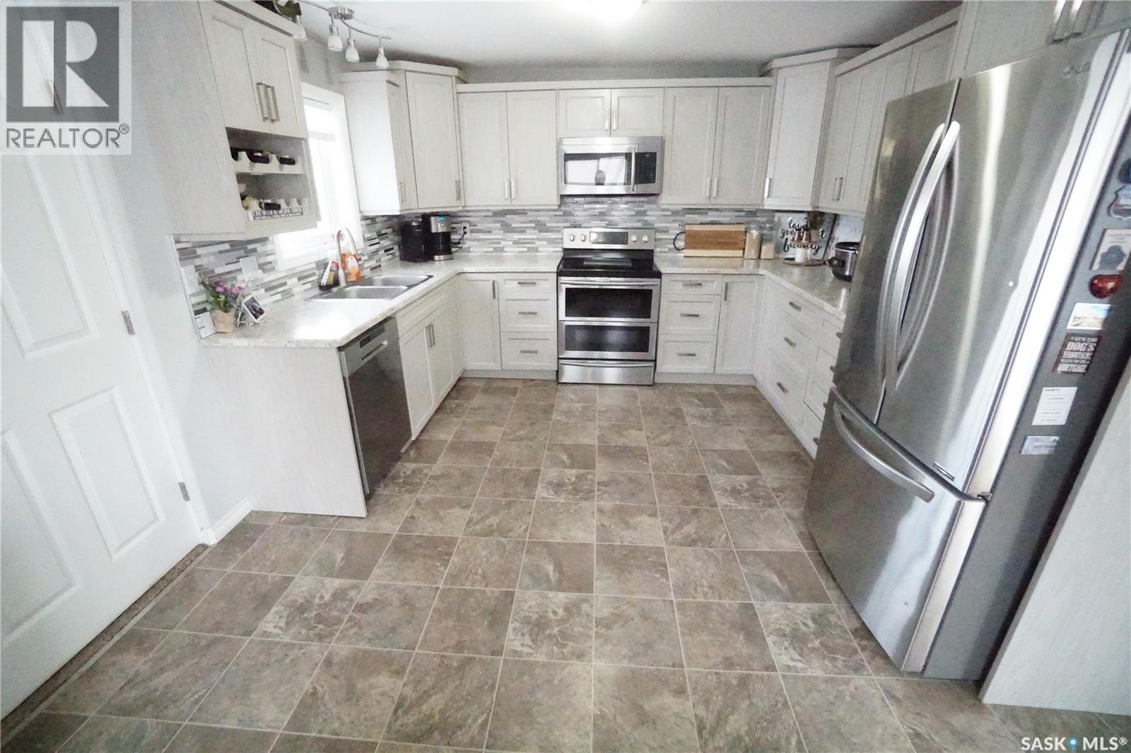 234 Lillooet Street Sw, Moose Jaw, SK - Indoor Photo Showing Kitchen With Stainless Steel Kitchen With Double Sink With Upgraded Kitchen