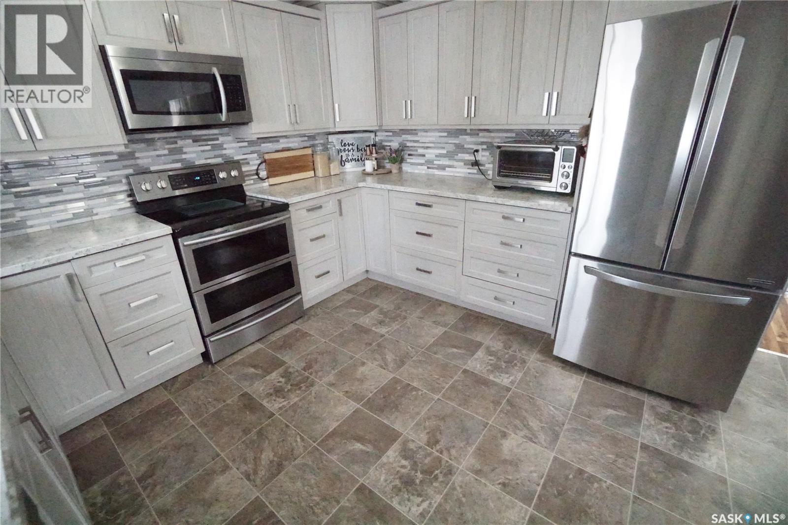 234 Lillooet Street Sw, Moose Jaw, SK - Indoor Photo Showing Kitchen With Stainless Steel Kitchen