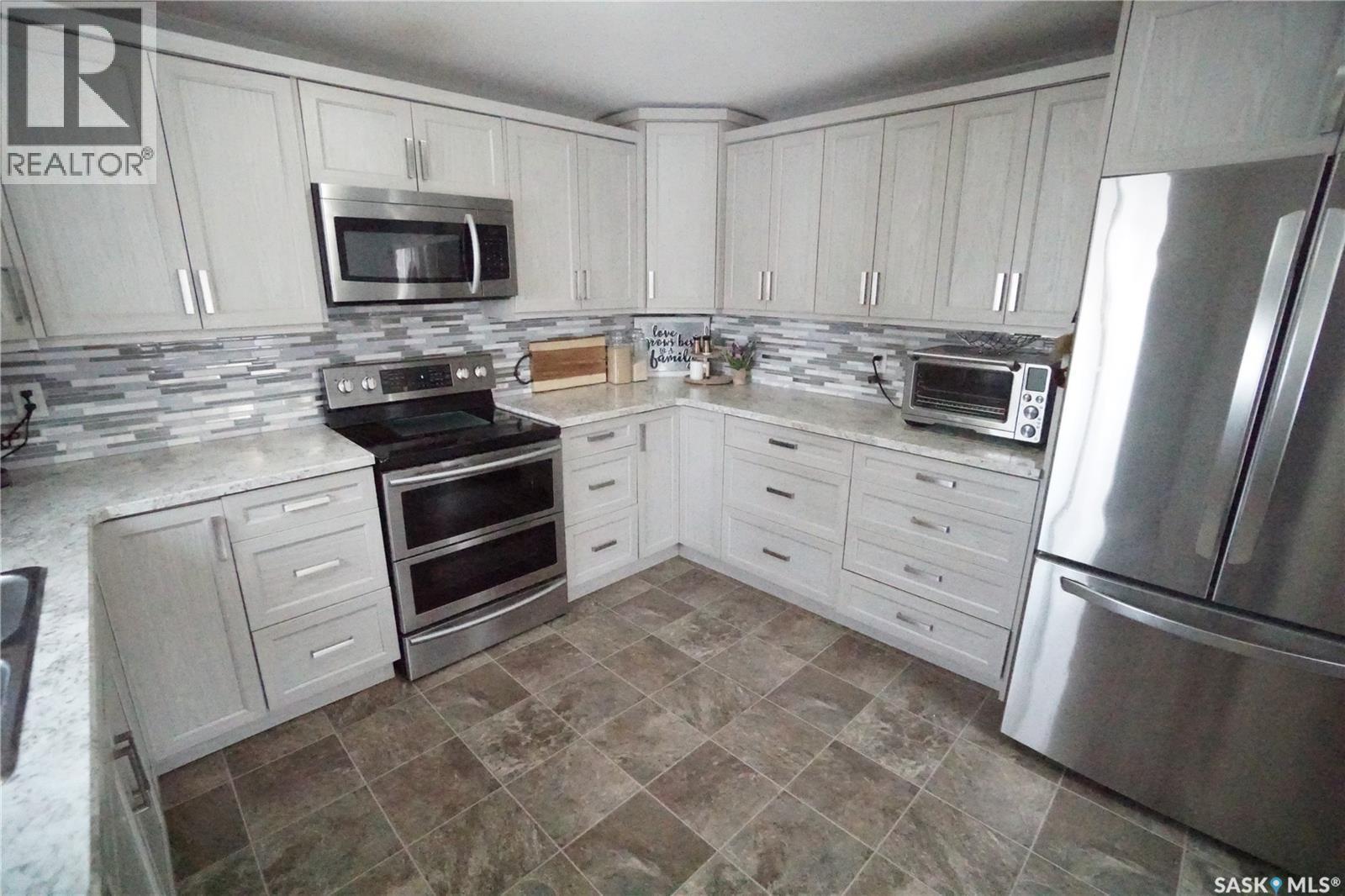 234 Lillooet Street Sw, Moose Jaw, SK - Indoor Photo Showing Kitchen With Stainless Steel Kitchen With Upgraded Kitchen