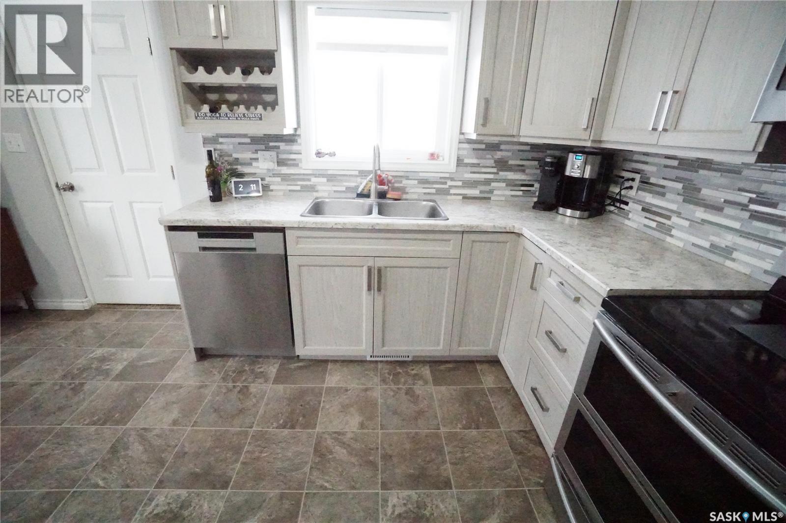 234 Lillooet Street Sw, Moose Jaw, SK - Indoor Photo Showing Kitchen With Double Sink