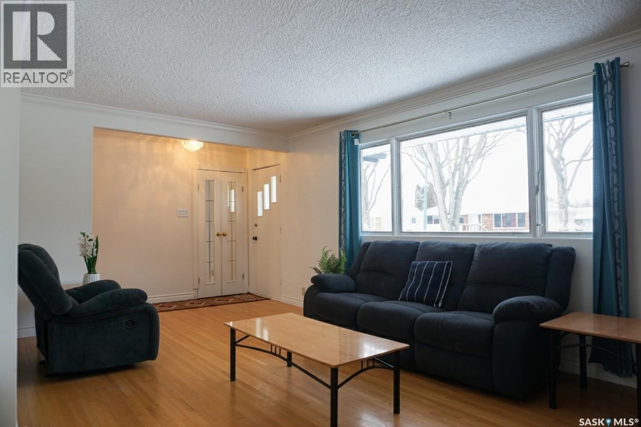 81 Mcnab Crescent, Regina, SK - Indoor Photo Showing Living Room