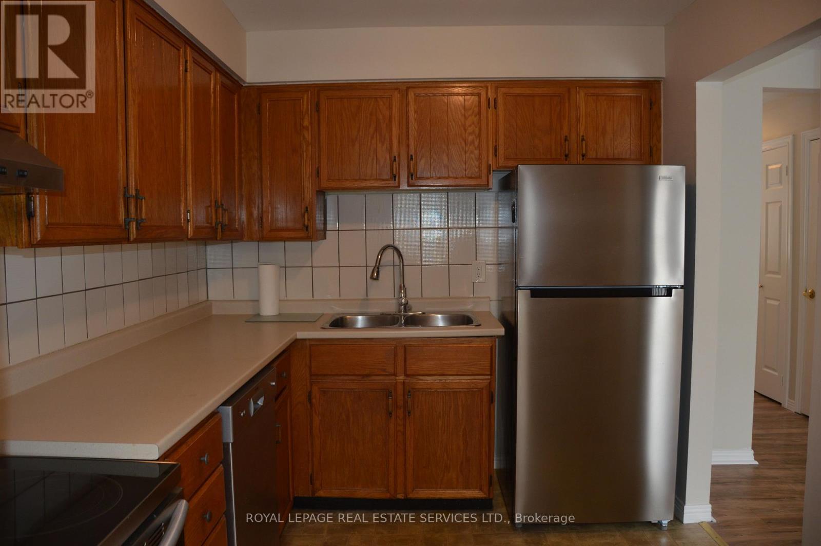24 - 280 Limeridge Road E, Hamilton, ON - Indoor Photo Showing Kitchen With Double Sink
