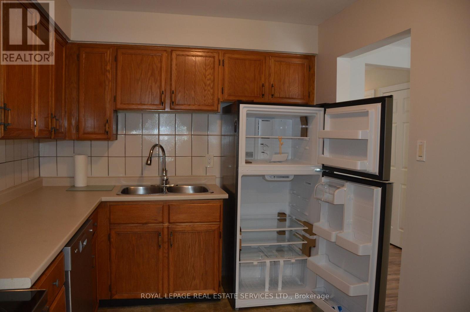 24 - 280 Limeridge Road E, Hamilton, ON - Indoor Photo Showing Kitchen With Double Sink