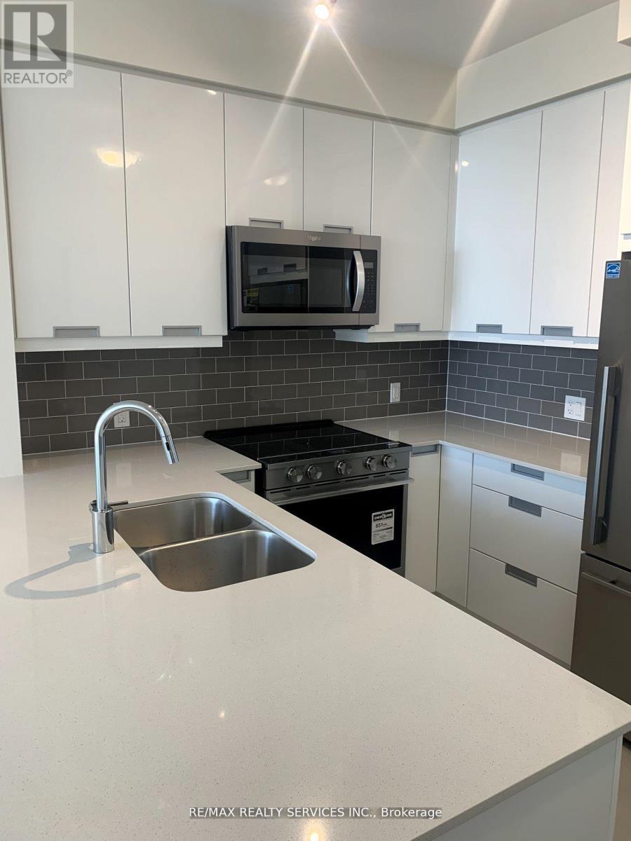 1620 - 35 Watergarden Drive, Mississauga, ON - Indoor Photo Showing Kitchen With Double Sink With Upgraded Kitchen