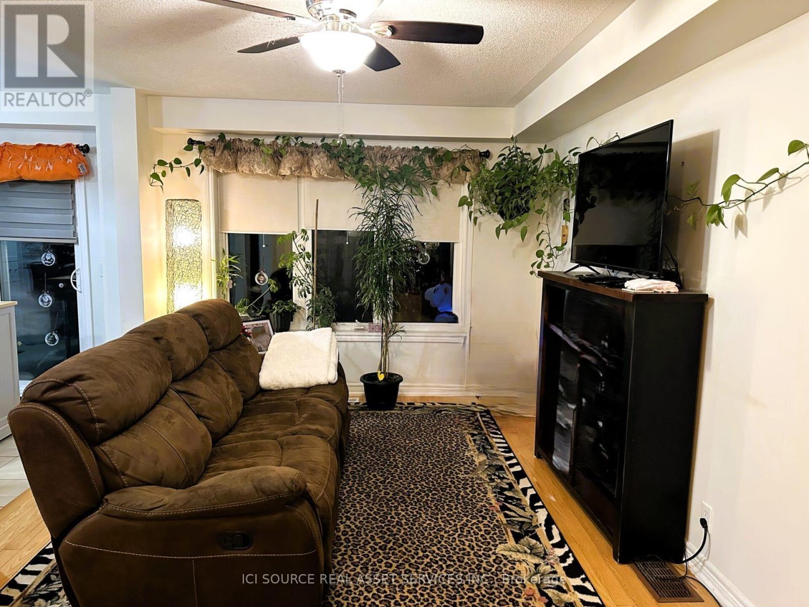 29 Tabaret Crescent, Oshawa, ON - Indoor Photo Showing Living Room