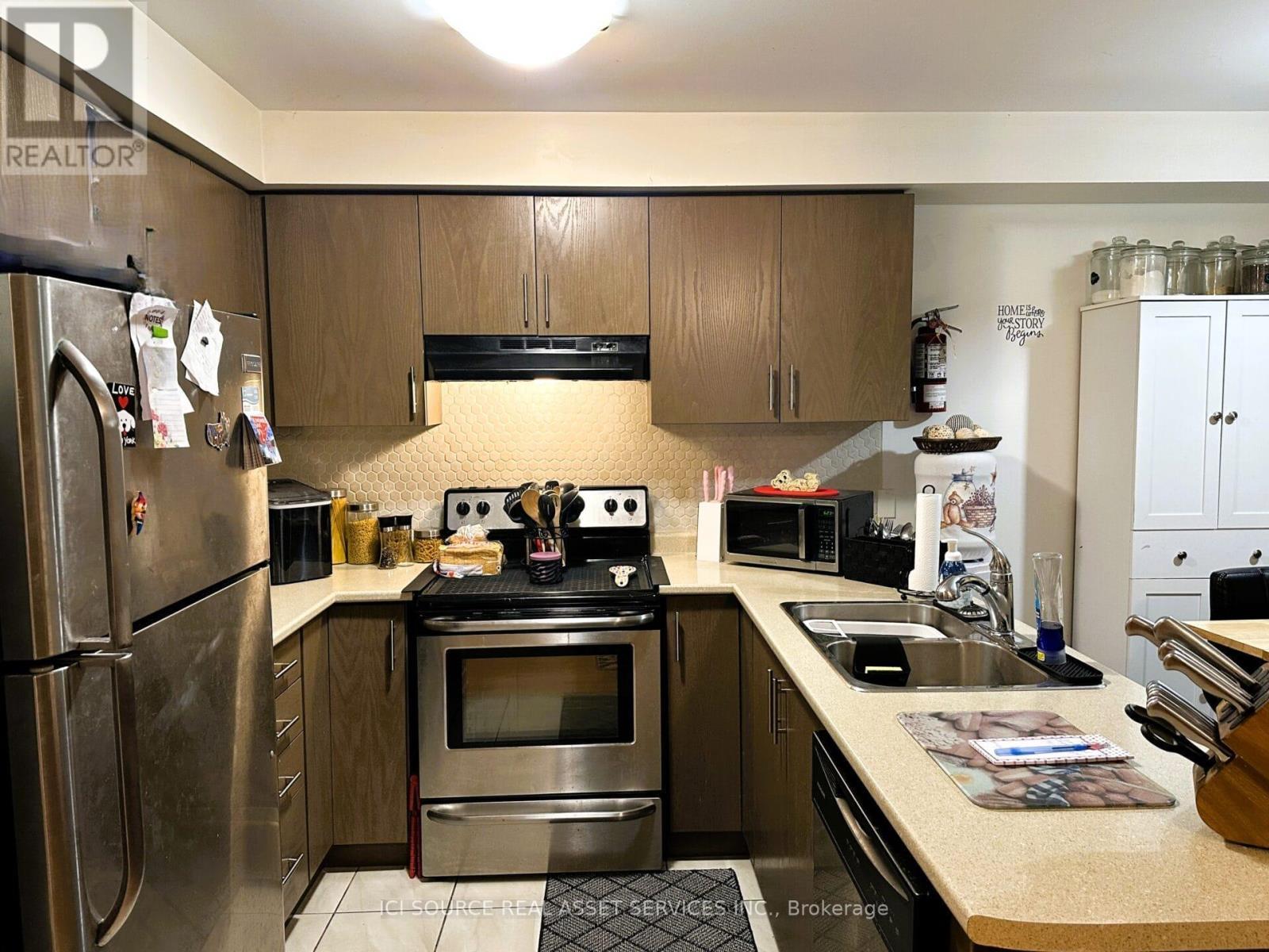 29 Tabaret Crescent, Oshawa, ON - Indoor Photo Showing Kitchen With Stainless Steel Kitchen With Double Sink