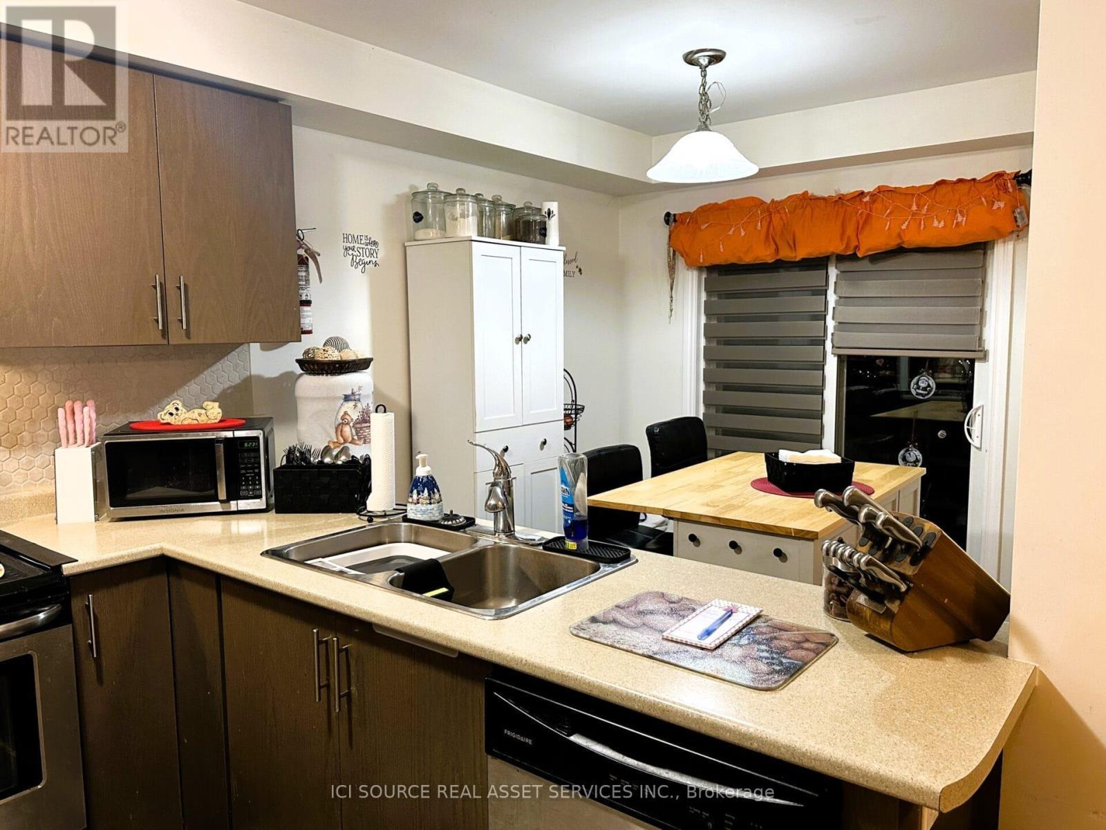 29 Tabaret Crescent, Oshawa, ON - Indoor Photo Showing Kitchen With Double Sink