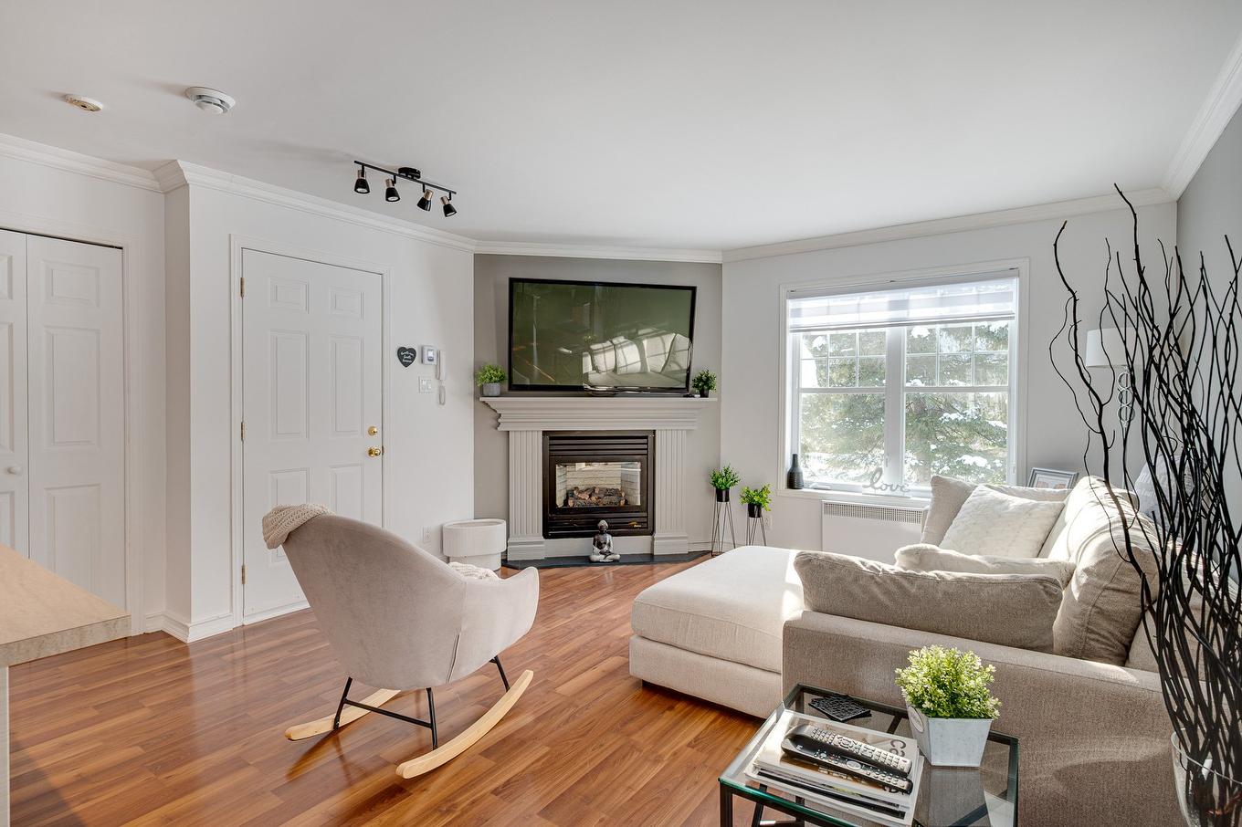 Salon - 636 Ch. Des Frênes, Piedmont, QC - Indoor Photo Showing Living Room With Fireplace