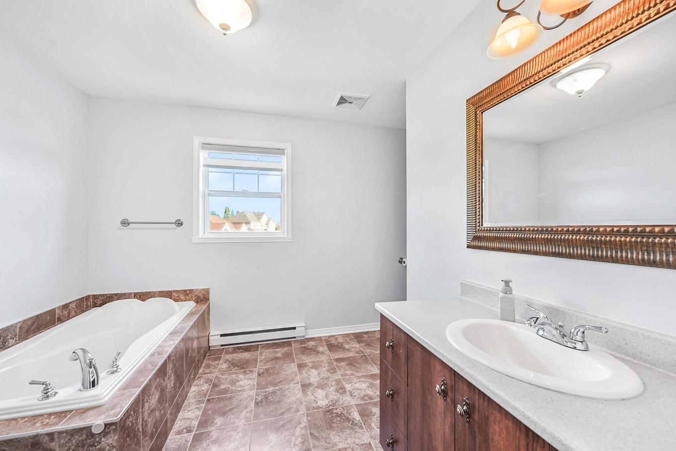 Salle de bains - 37 Rue De L'Émeraude, Saint-Jean-Sur-Richelieu, QC - Indoor Photo Showing Bathroom