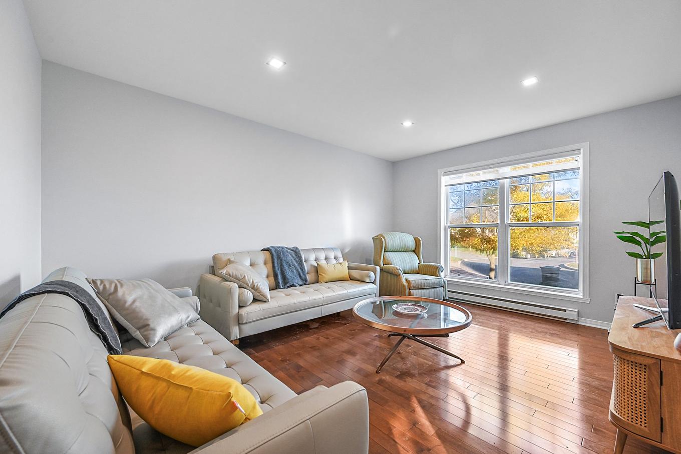 Salon - 37 Rue De L'Émeraude, Saint-Jean-Sur-Richelieu, QC - Indoor Photo Showing Living Room