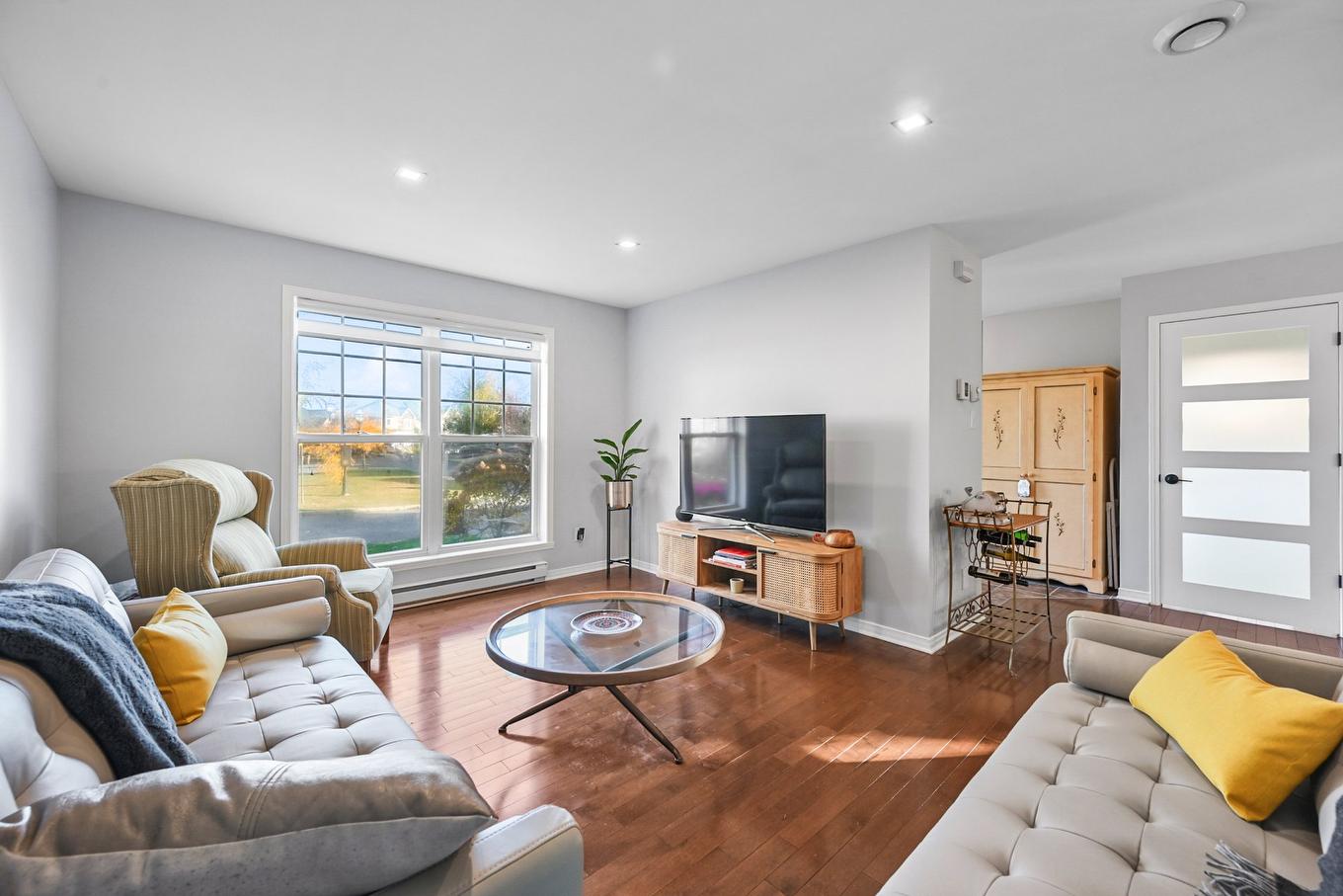 Salon - 37 Rue De L'Émeraude, Saint-Jean-Sur-Richelieu, QC - Indoor Photo Showing Living Room