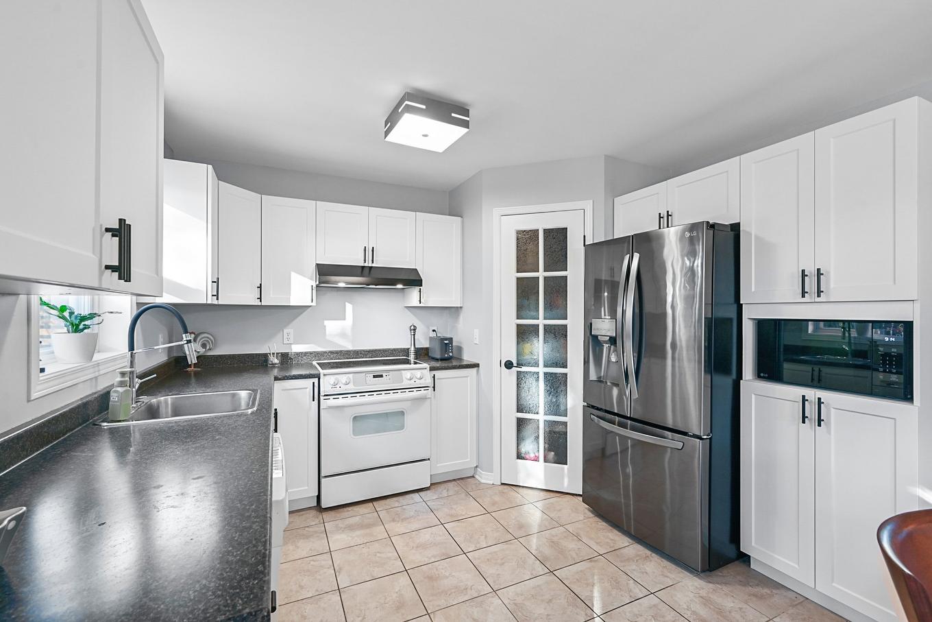 Cuisine - 37 Rue De L'Émeraude, Saint-Jean-Sur-Richelieu, QC - Indoor Photo Showing Kitchen