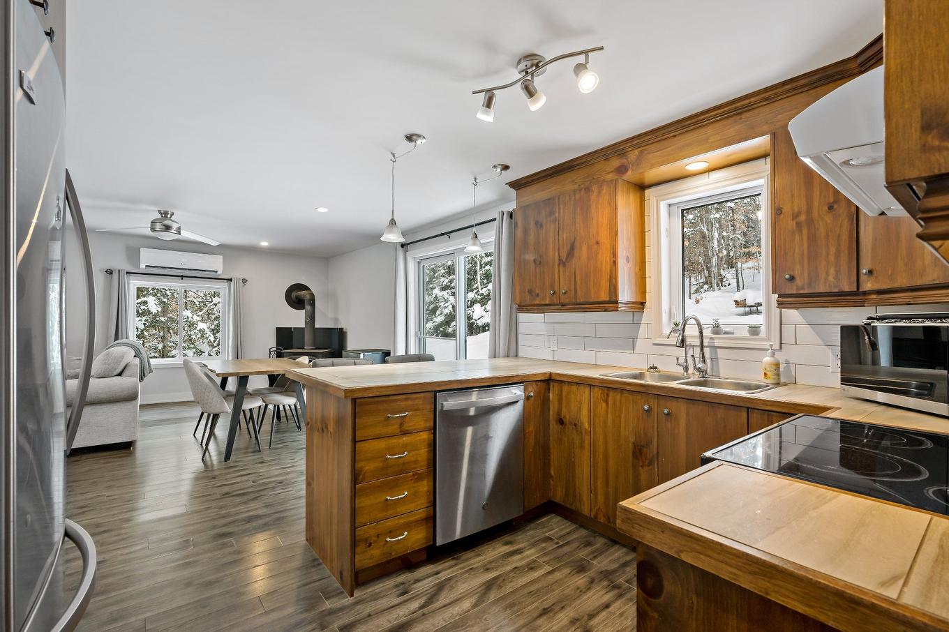 Cuisine - 3 Imp. Des Samares, Lac-Supérieur, QC - Indoor Photo Showing Kitchen With Double Sink