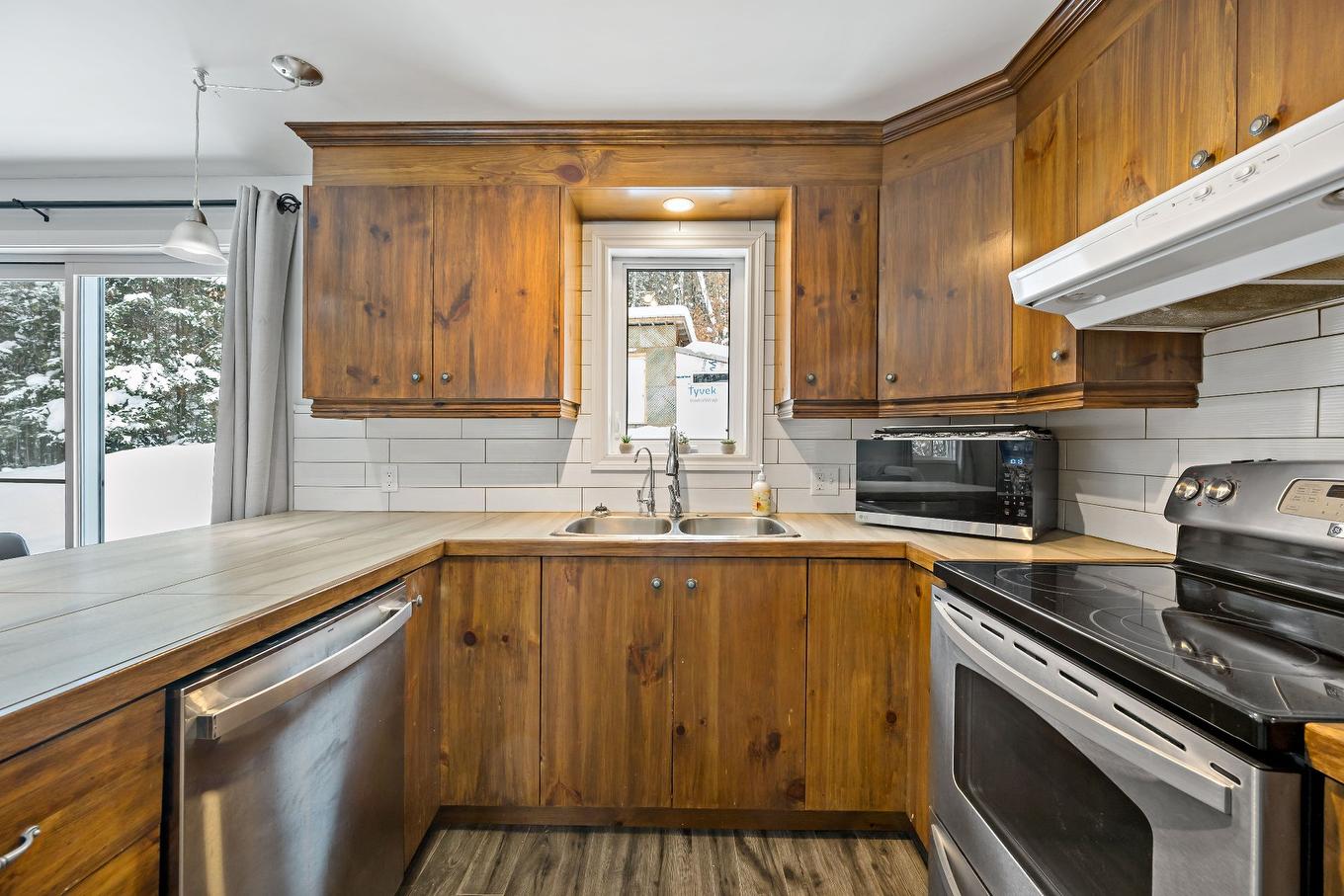 Cuisine - 3 Imp. Des Samares, Lac-Supérieur, QC - Indoor Photo Showing Kitchen With Double Sink