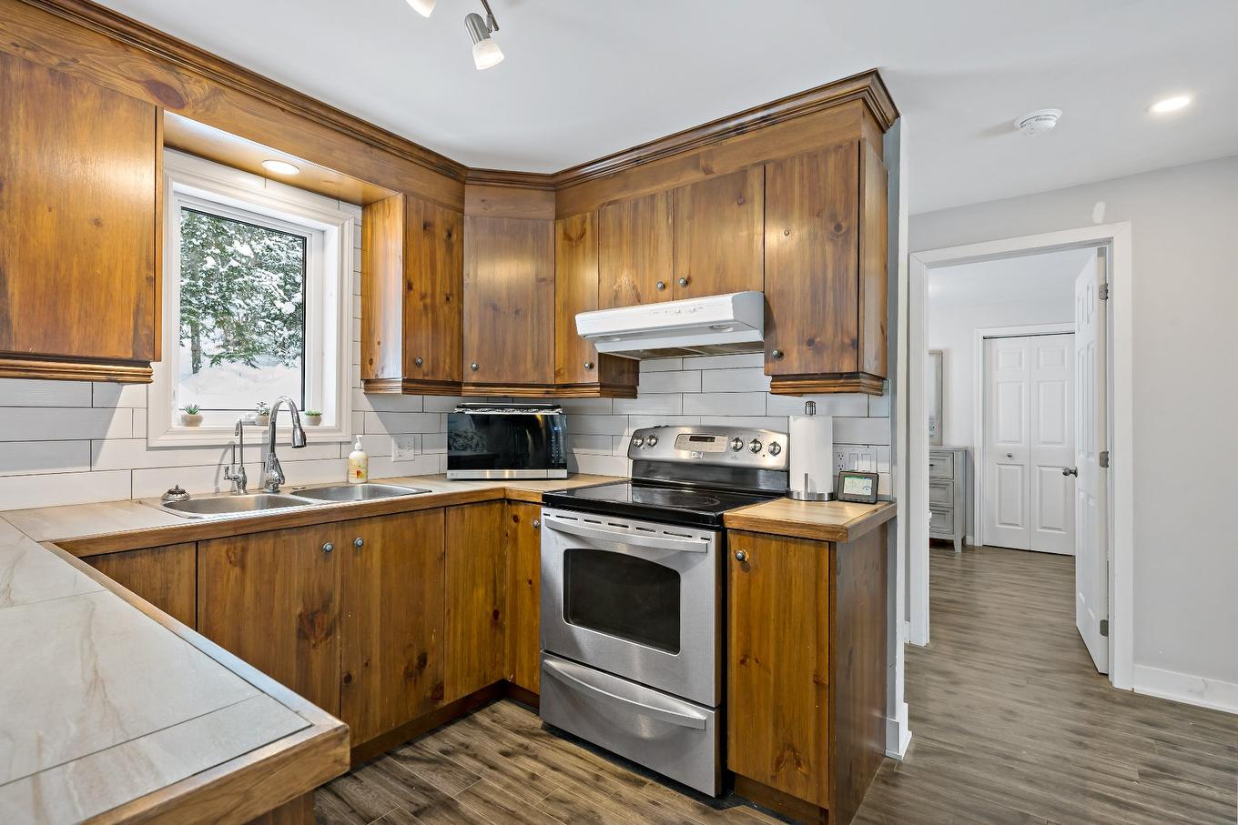 Cuisine - 3 Imp. Des Samares, Lac-Supérieur, QC - Indoor Photo Showing Kitchen With Double Sink