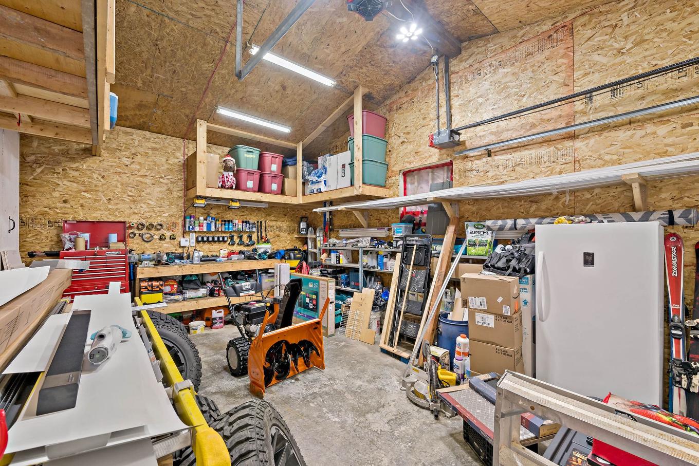 Garage - 3 Imp. Des Samares, Lac-Supérieur, QC - Indoor