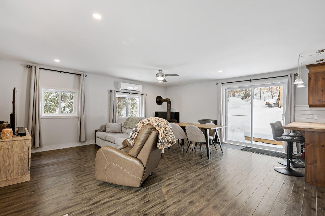 Vue d'ensemble - 3 Imp. Des Samares, Lac-Supérieur, QC - Indoor Photo Showing Living Room