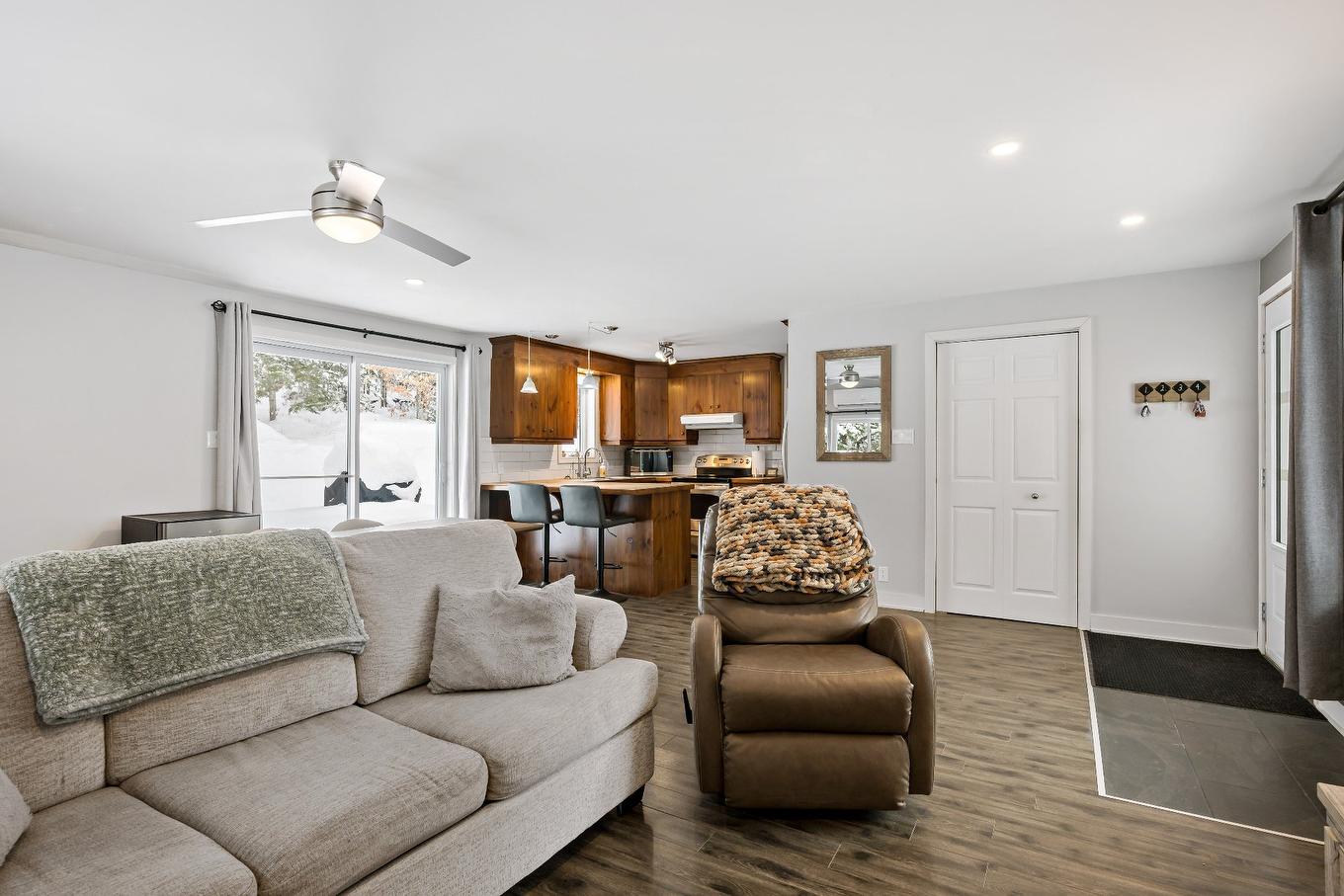 Salon - 3 Imp. Des Samares, Lac-Supérieur, QC - Indoor Photo Showing Living Room