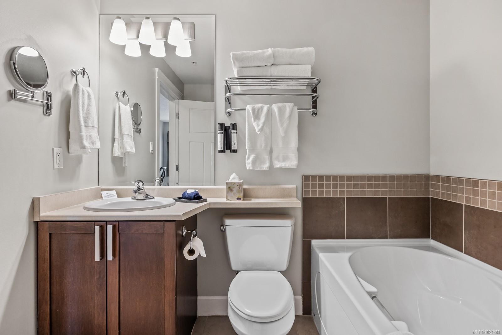 208A-D-1730 Riverside Lane, Courtenay, BC - Indoor Photo Showing Bathroom
