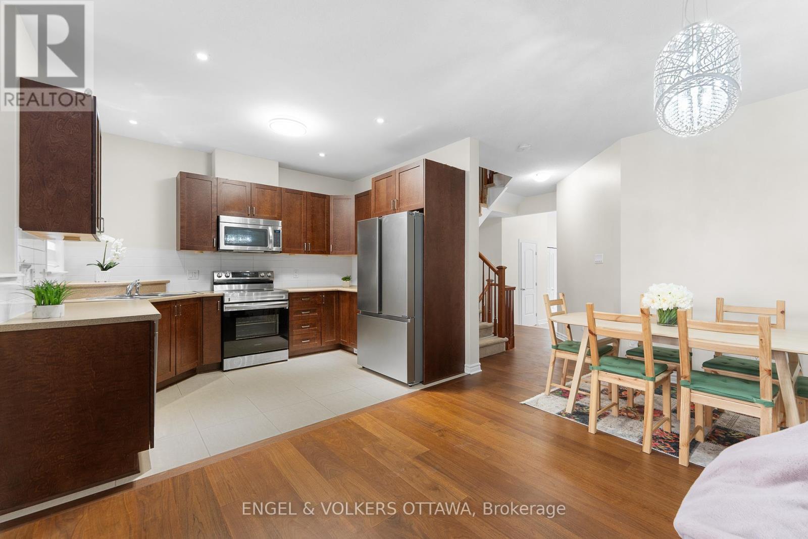 622 Moorpark Avenue, Ottawa, ON - Indoor Photo Showing Kitchen With Stainless Steel Kitchen