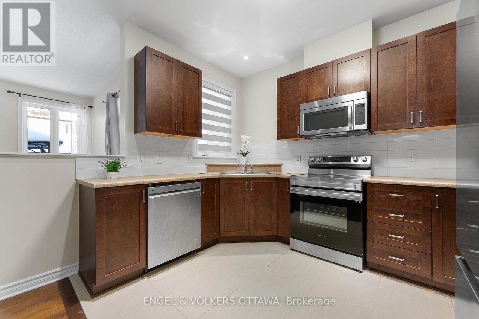 622 Moorpark Avenue, Ottawa, ON - Indoor Photo Showing Kitchen With Stainless Steel Kitchen With Double Sink