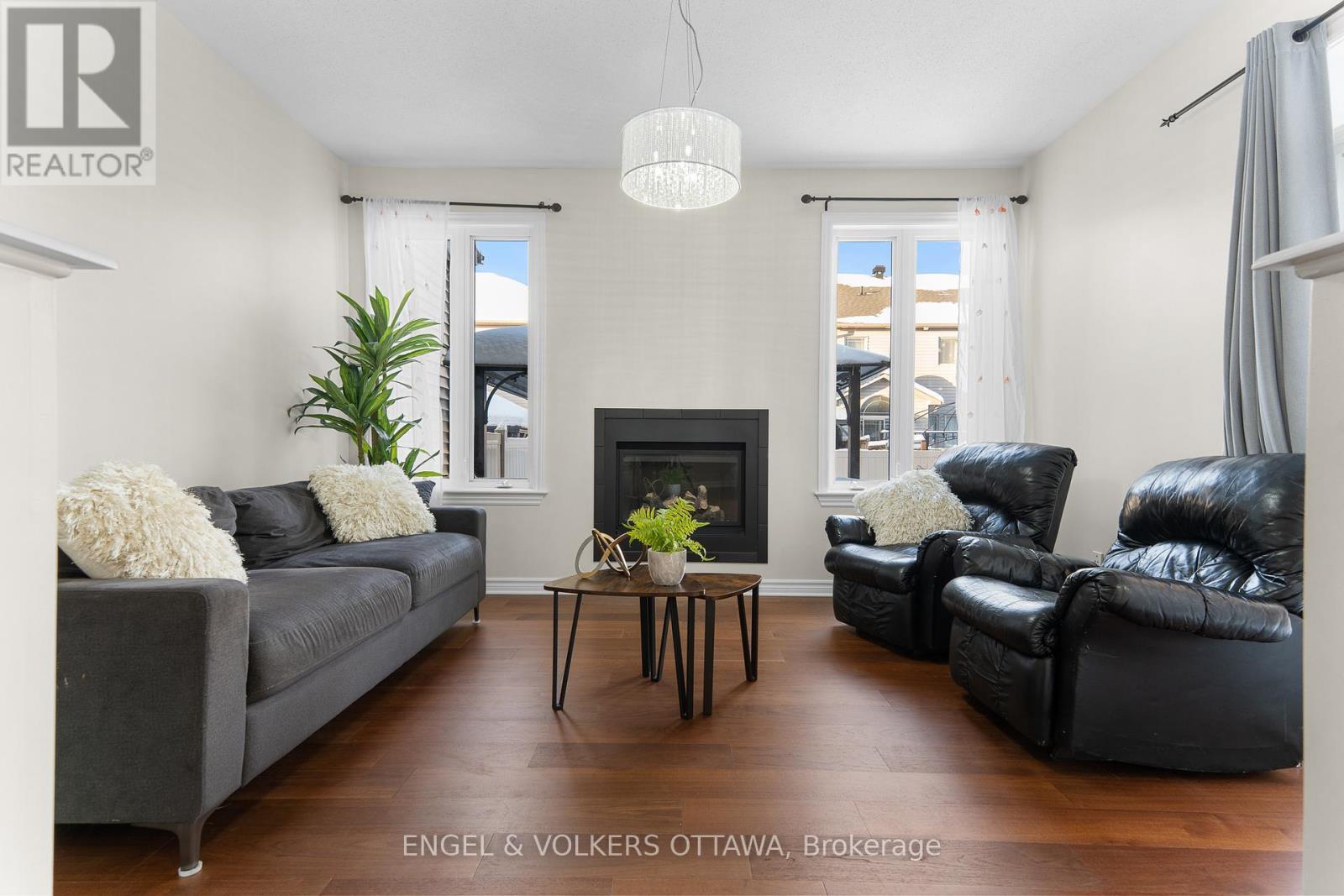 622 Moorpark Avenue, Ottawa, ON - Indoor Photo Showing Living Room With Fireplace
