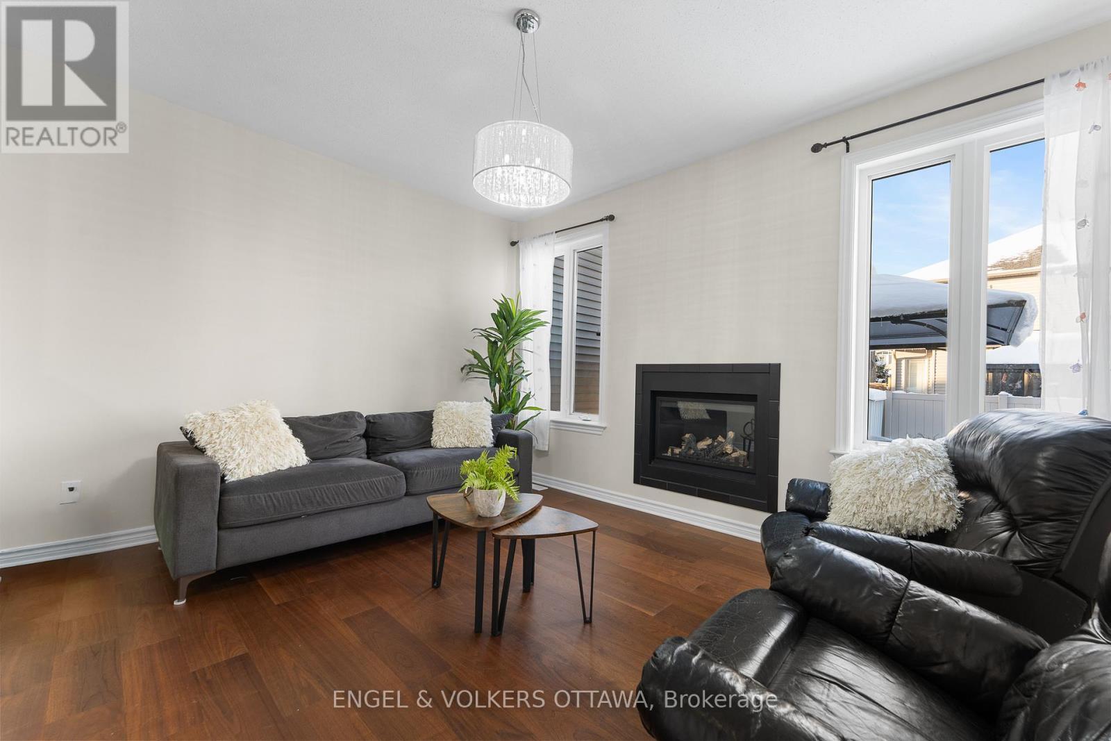 622 Moorpark Avenue, Ottawa, ON - Indoor Photo Showing Living Room With Fireplace