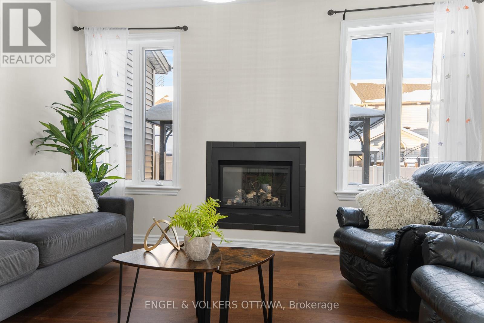 622 Moorpark Avenue, Ottawa, ON - Indoor Photo Showing Living Room With Fireplace