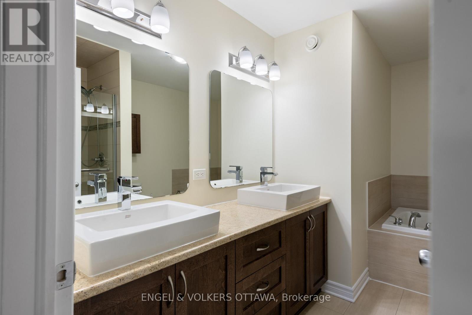 622 Moorpark Avenue, Ottawa, ON - Indoor Photo Showing Bathroom