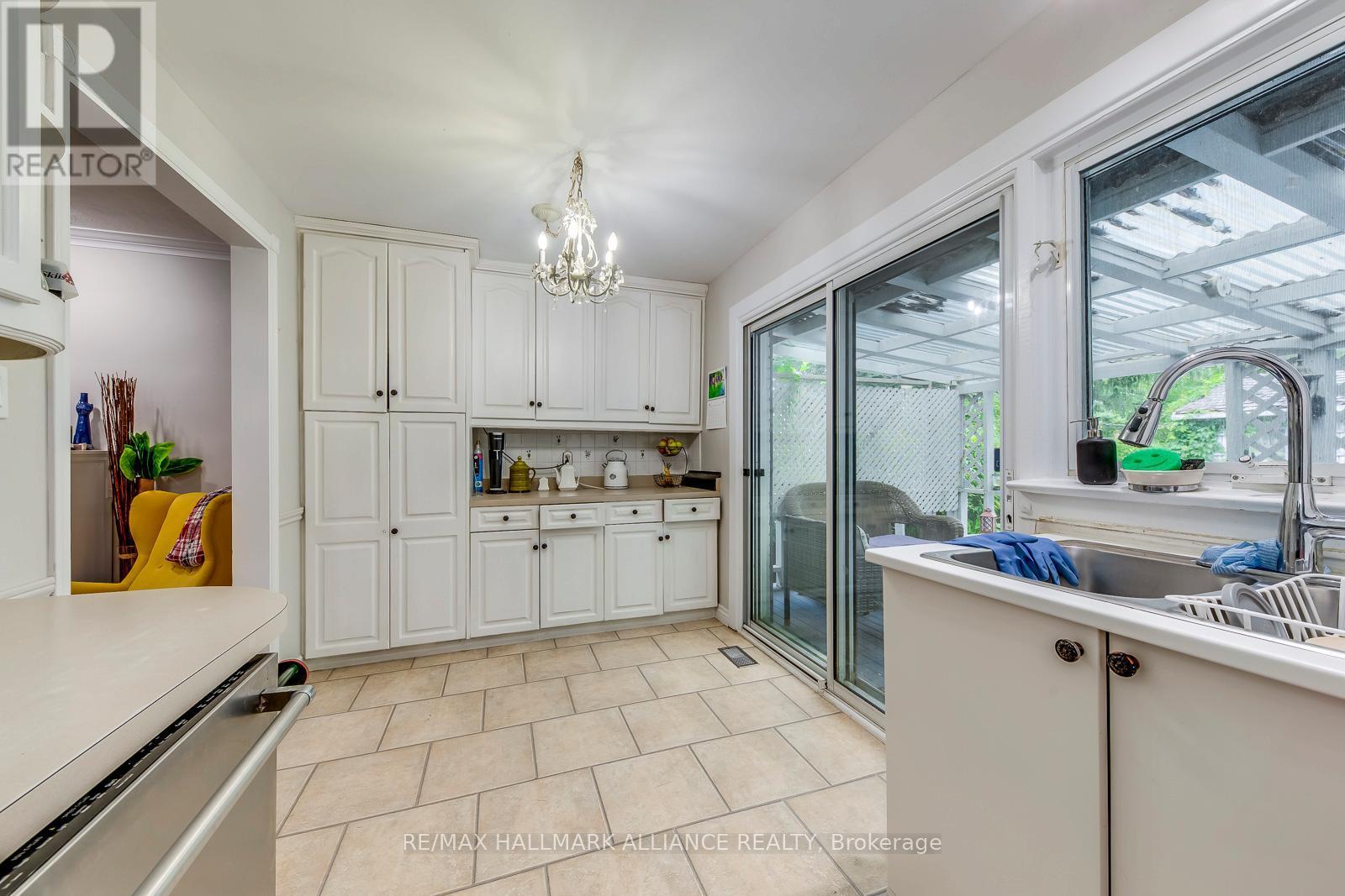 463 Drummond Road, Oakville (Mo Morrison), ON - Indoor Photo Showing Kitchen With Double Sink
