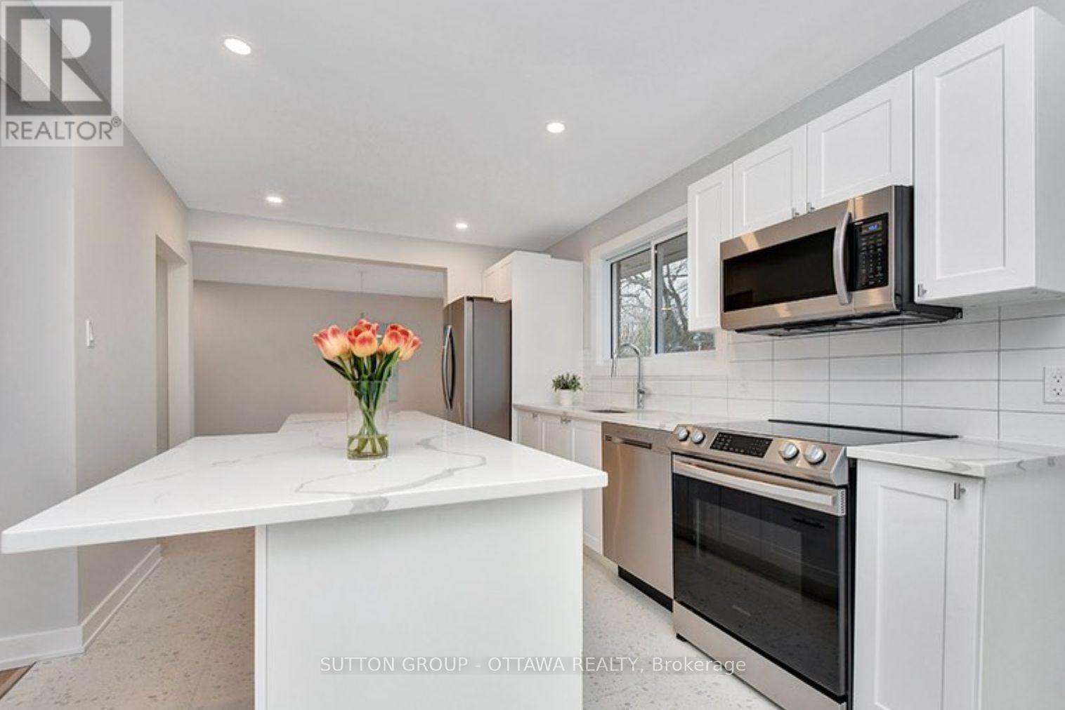 1598 Botsford Street, Ottawa, ON - Indoor Photo Showing Kitchen With Upgraded Kitchen
